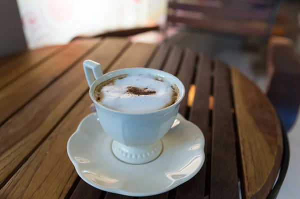 Café capuchino en taza blanca en platillo — Foto de Stock