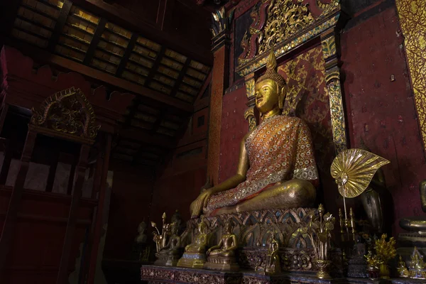 Meditar estátua buda dourada — Fotografia de Stock