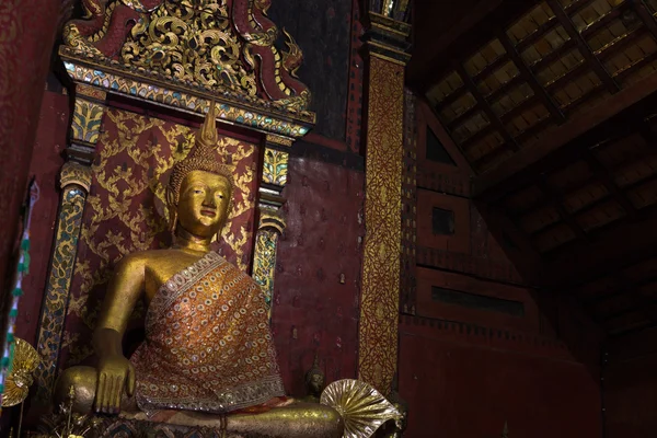 Meditando statua dorata budddha — Foto Stock