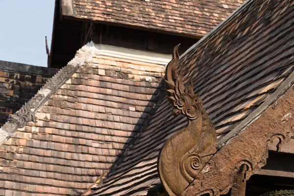 Scultura in legno naga sul tetto antico tempio buddhismo — Foto Stock