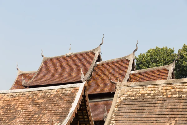 Деревянная скульптура на крыше храма древнего буддизма — стоковое фото