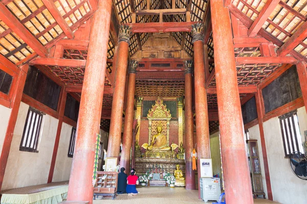 Meditating golden budddha statue — Stock Photo, Image