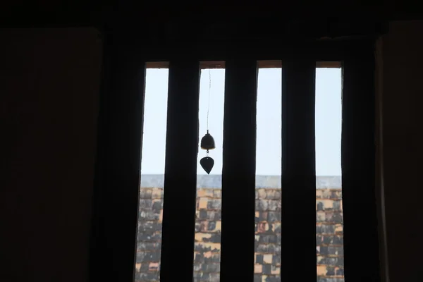 Altes asiatisches Fenster mit hängender Glocke — Stockfoto