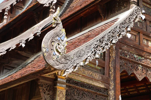 Dřevěná naga sochařství starověkého chrámu střeše buddhismus — Stock fotografie