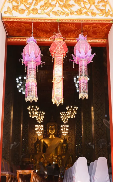 Дверь буддистской церкви украшают традиционной бумагой la — стоковое фото