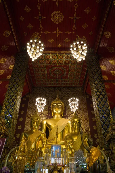金佛像在佛教教会 — 图库照片