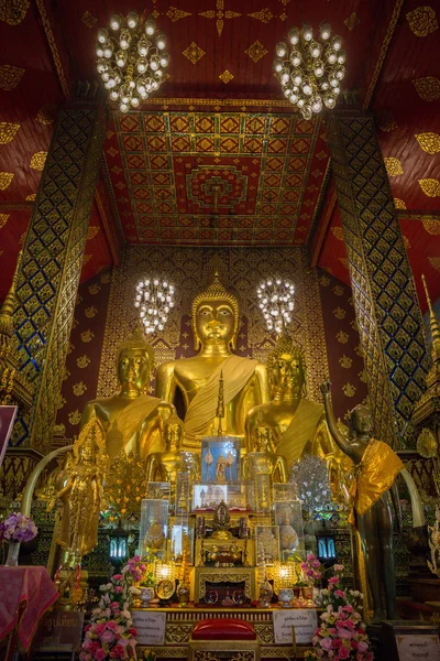 金佛像在佛教教会 — 图库照片