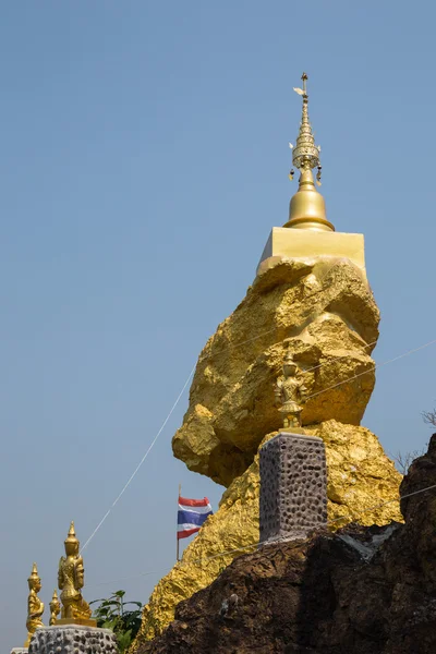 Pagode bouddhisme doré sur grande pierre — Photo