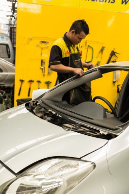Tamirci arabanın ön cam tamiri