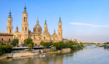 zaragoza, İspanya pilar bazilikanın görünümü.