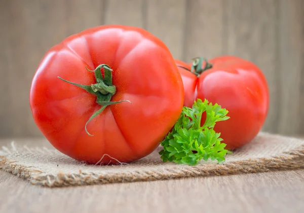 Färsk röd mogen sallad tomat — Stockfoto