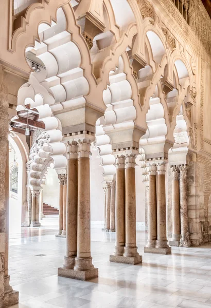 Arabská oblouky na palác aljaferia v zaragoza, Španělsko — Stock fotografie