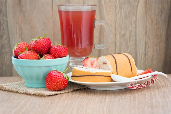 Hausgemachte Tortenrolle mit Erdbeercreme und frischen Erdbeeren — Stockfoto