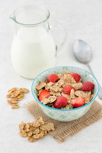 Morning breakfast with cornflakes and fresh strawberry — Stock Photo, Image