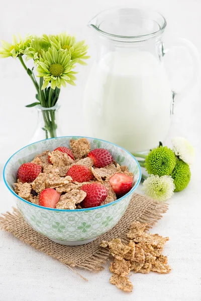 Desayuno por la mañana con copos de maíz y fresa fresca —  Fotos de Stock