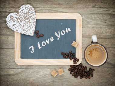 kruvasan, blackboard ve kalp decorat ile siyah kahve