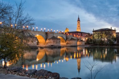 Kule ve köprü: Zaragoza, İspanya