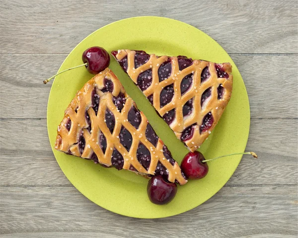Vers back-cherry pie op houten tafel — Stockfoto