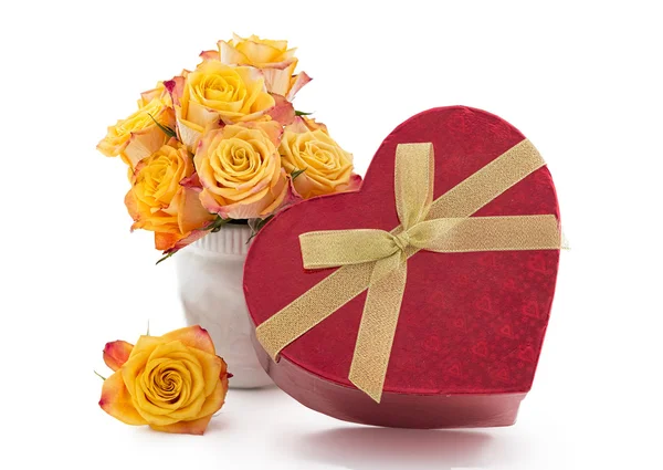 Amarelo com rosas vermelhas e caixa de presente — Fotografia de Stock