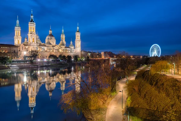 Pohled na baziliku pilíře v zaragoza, Španělsko. — Stock fotografie