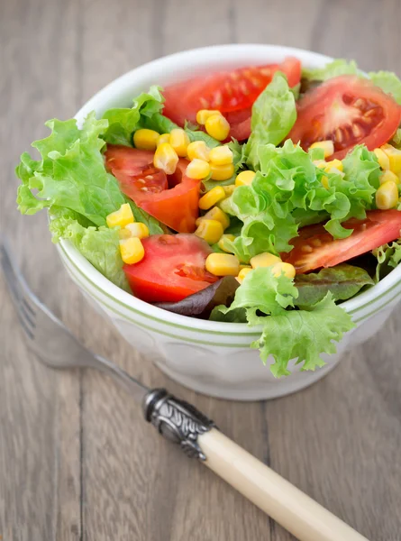 Salada mista fresca com tomate, milho — Fotografia de Stock