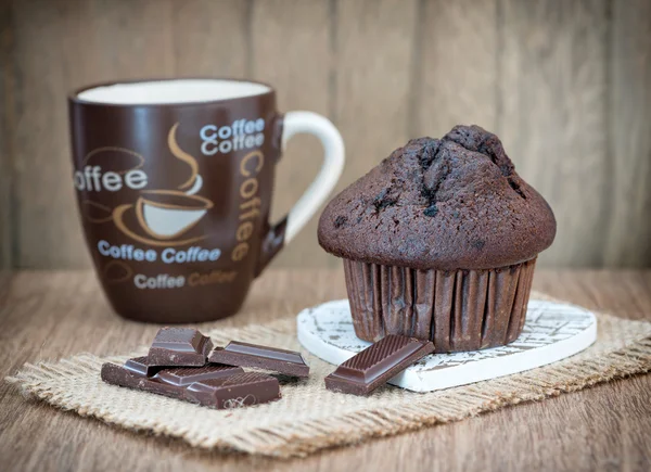 Muffin de chocolate fresco e café — Fotografia de Stock