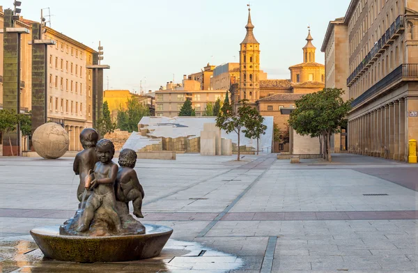 Kvadrat med pilar i zaragoza med kyrkan san juan de los p — Stockfoto