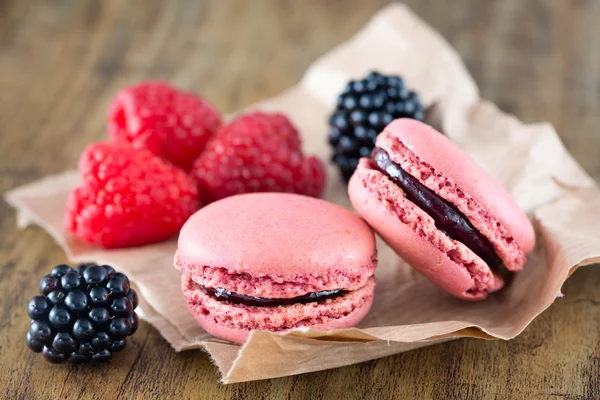 Macaroons and berry fruits — Stock Photo, Image