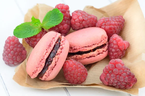 Macaroons with berries — Stock Photo, Image