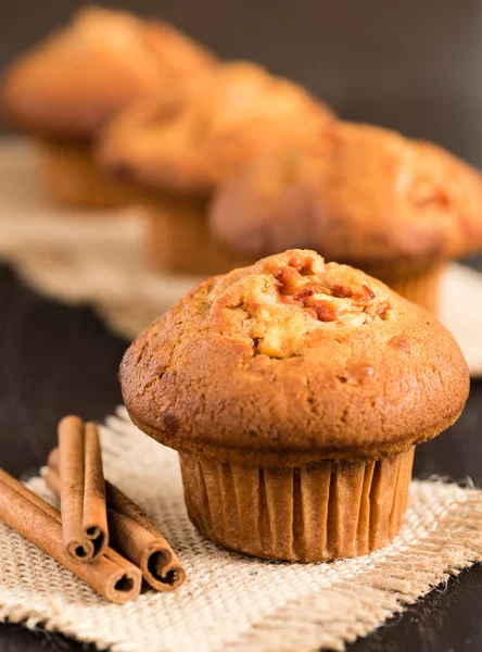 Heerlijke appel en kaneel muffins — Stockfoto