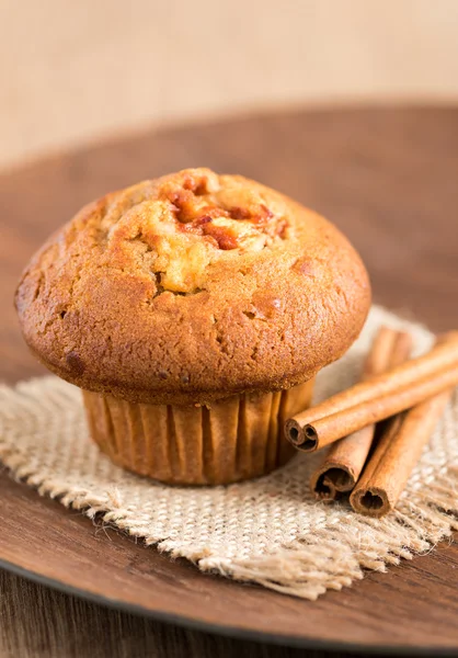 Delicious apple and cinnamon muffins — Stock Photo, Image