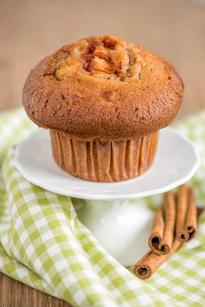 Delicious apple and cinnamon muffins — Stock Photo, Image