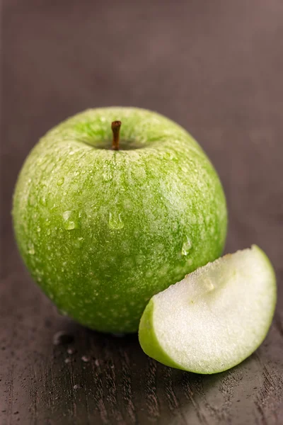 Jugosa manzana verde fresca sobre fondo oscuro — Foto de Stock
