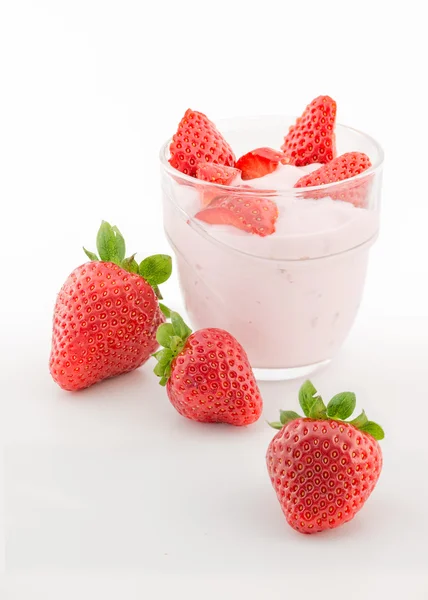 Verse aardbeien met yoghurt in een glas geïsoleerd op wit — Stockfoto