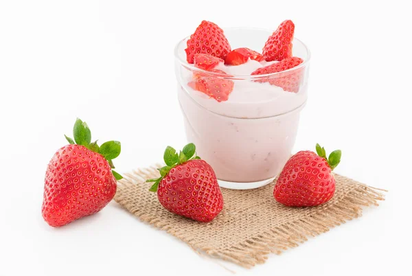 Fresa fresca con yogur en un vaso aislado en blanco — Foto de Stock