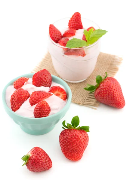 Verse aardbeien met yoghurt in een glas geïsoleerd op wit — Stockfoto