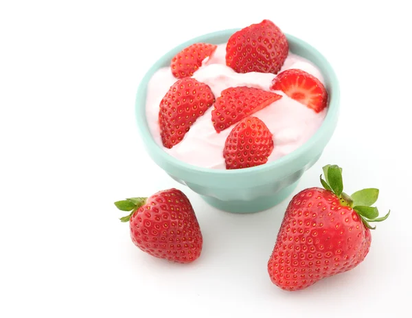 흰색 절연 유리에 요구르트와 신선한 딸기 — 스톡 사진