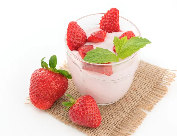 Fresa fresca con yogur en un vaso aislado en blanco — Foto de Stock