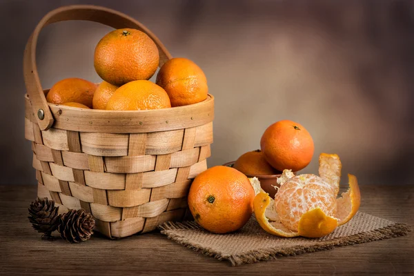 Nature morte avec des mandarines fraîches dans un panier Images De Stock Libres De Droits