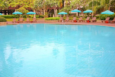 Havuz kenarında yüzme havuzu, sevice müşteri için havuz yatağı yüzmeden önce ve sonra dinlenme