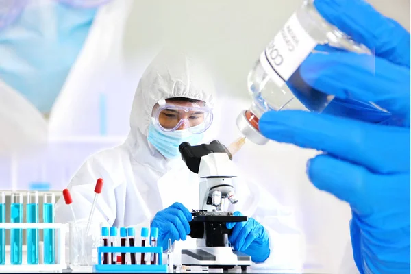 Läkaren Som Arbetar Med Mikroskop Koronaviruslaboratoriet Med Läkare Som Använder — Stockfoto