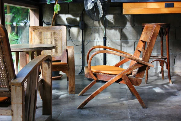 Skupina Retro Dřevěných Židlí Stolů Kávě — Stock fotografie
