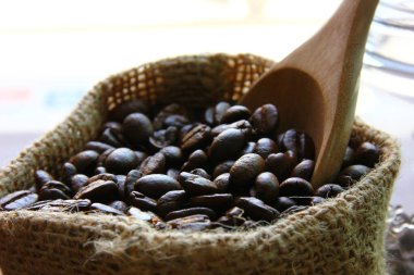 Çuvalda kavrulmuş kahve çekirdeklerini kapatın.