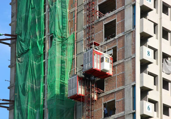 Exterior Worker Elevator Install Building Construct — Stock Photo, Image