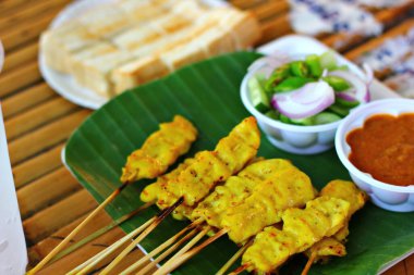 Thai sokak yemekleri mi satay domuz eti soslu ızgara köri sosu ve sebzeli.