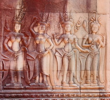Nang Apsars grubu, Siem Reap Angkor Wat Combodia 'da kumtaşı oymacılığı yapıyor.