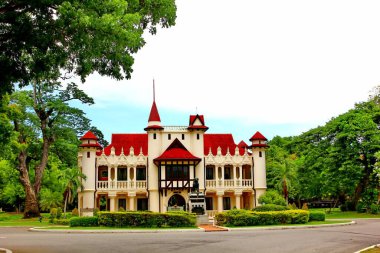 NAKHON PATHOM, THAILAND - 5 Haziran 2019: Chali Mongkol Asana Sarayı bir zamanlar Kral Rama 6 'nın Sanam Chandra Sarayı' nın güzel sarayıydı