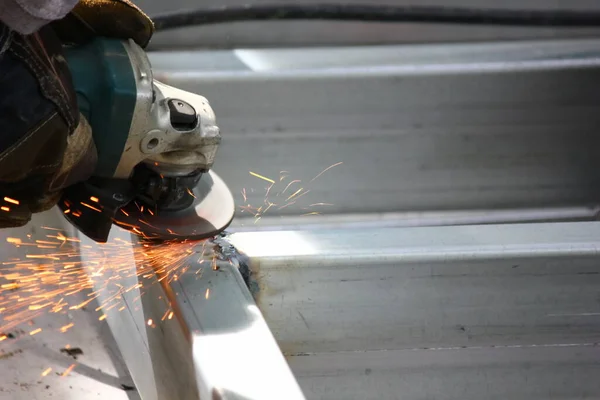 Worker Using Angle Grinder Polishing Steel Structure Yellow Sparks — Stock Photo, Image