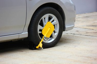 Sahibi gri yolcu vagonunda tekerlek kullanmış. Hırsızlık önleyici.