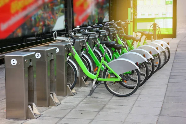 Kamu istasyonu için bisiklet. Trafik sorunları olan bir şehirde sorunları azaltmak ve seyahat için alternatif bir yol sağlamak için kamu bisikletleri kiralandı.